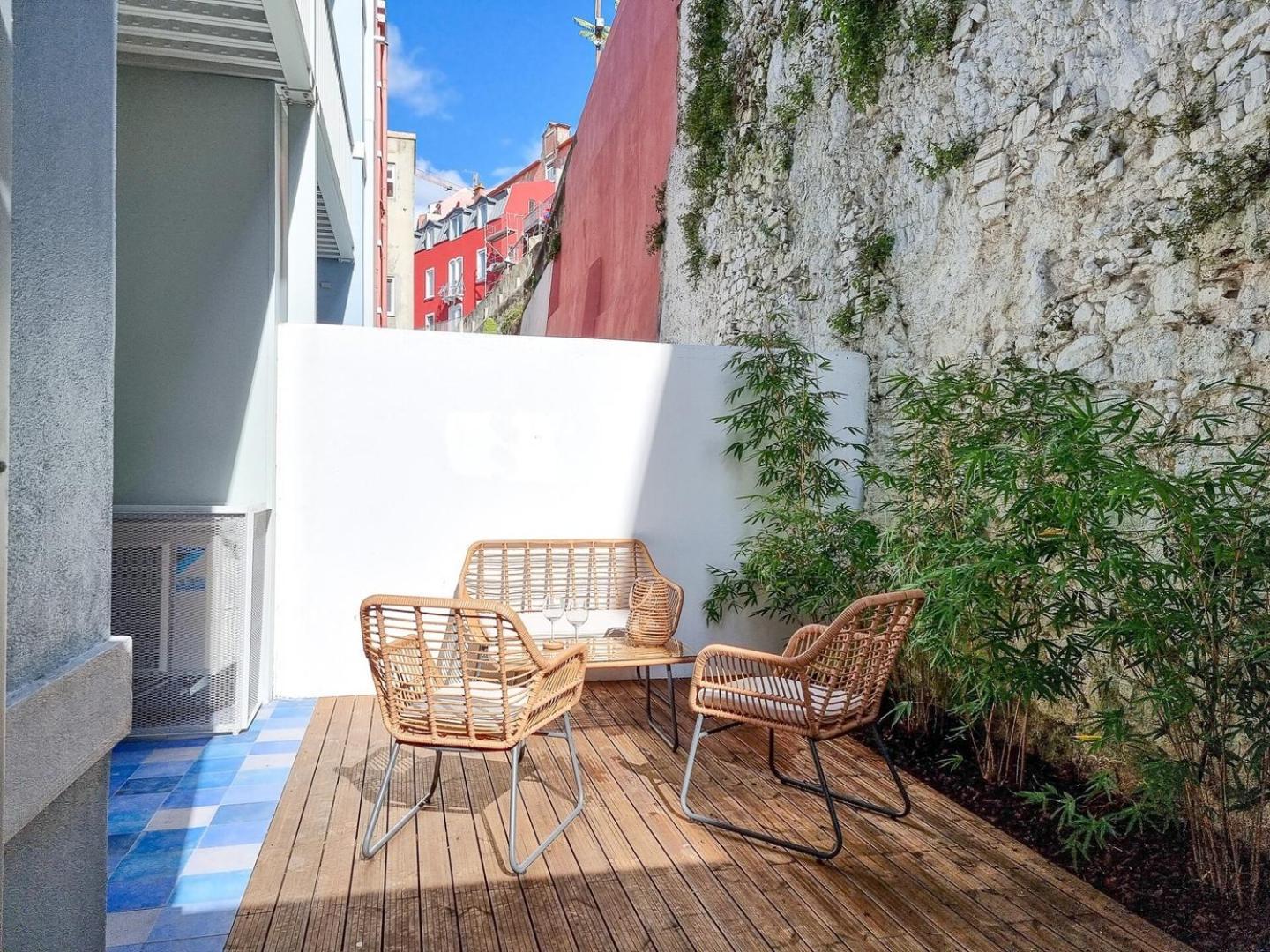 W. Lots Of In A Beautiful Terrace Lissabon