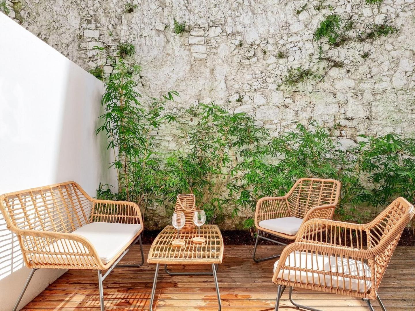 W. Lots Of In A Beautiful Terrace Lissabon